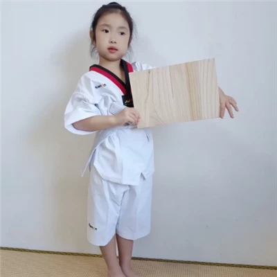 ไม้เพาโลเนียเทควันโดทำลายกระดาน